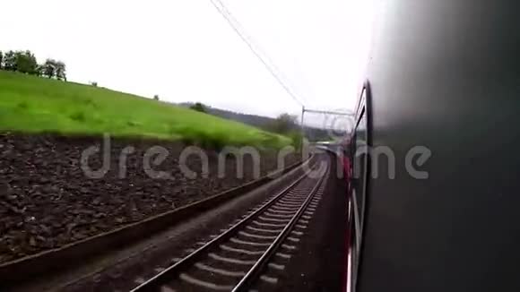 一列快速客运列车沿着铁路驶向终点站视频的预览图