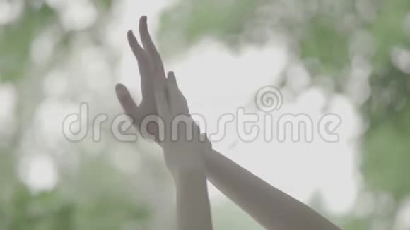 美丽的女人双手在模糊的背景上视频的预览图