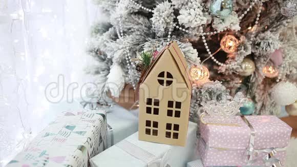 纸板屋和树下的圣诞礼物视频的预览图
