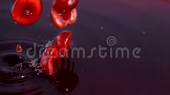 成熟的樱桃掉进果汁里视频的预览图