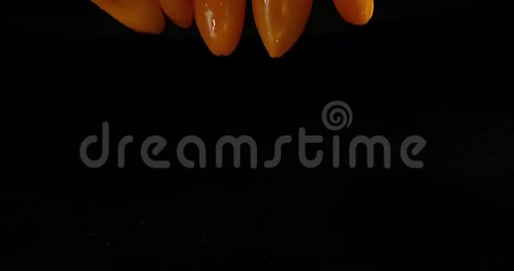 黄色甜辣椒辣椒蔬菜落在水上黑背景视频的预览图