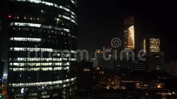 夜晚摩天大楼的发光窗口阿布扎比市的现代塔楼景观视频的预览图