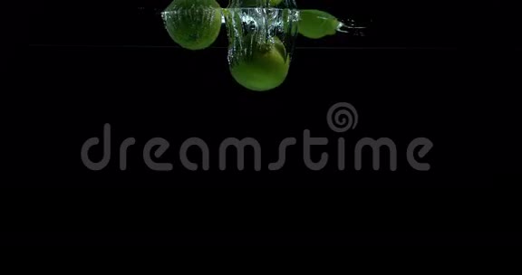 青柠檬柑桔枳壳黑背景下落入水中的果实视频的预览图