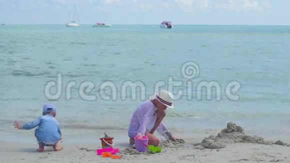 快乐的孩子和狗在沙滩上玩玩具热天的热带岛屿视频的预览图