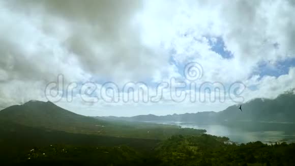 湖泊和巴图尔山的时间流逝视频的预览图