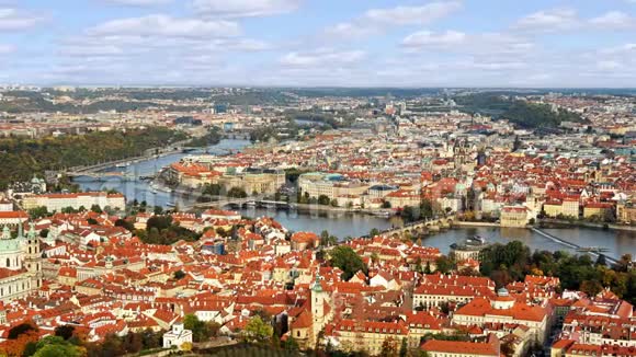 在布拉格捷克共和国旧城镇建筑的红色屋顶的空中延时视图圣维特大教堂视频的预览图