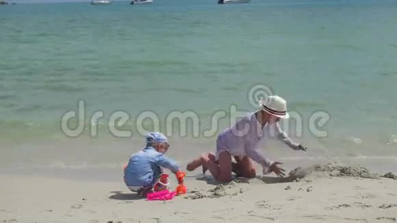 快乐的家庭有孩子和狗在沙滩上玩玩具热带岛屿天气炎热视频的预览图