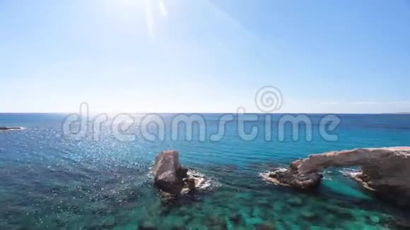 岩石和蓝色的大海天然桥视频的预览图
