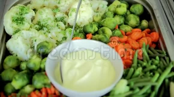 煮熟的蔬菜放在盘子里加酱汁视频的预览图