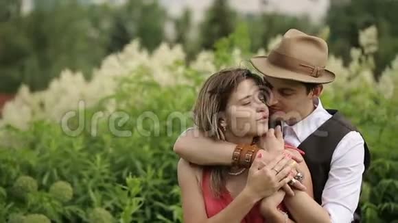 爱情拥抱中的时髦情侣视频的预览图