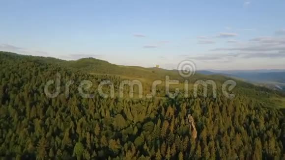 热空气气球在高山景观中飞过天空视频的预览图