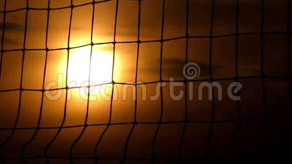 日落时的排球网近距离射击视频的预览图