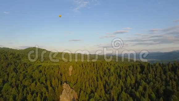 热空气气球在高山景观中飞过天空视频的预览图