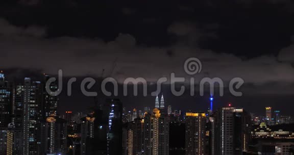 在摩天大楼屋顶的游泳池里游泳然后观看夜间城市景观吉隆坡视频的预览图