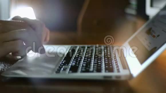 男人的手在电脑上打字视频的预览图
