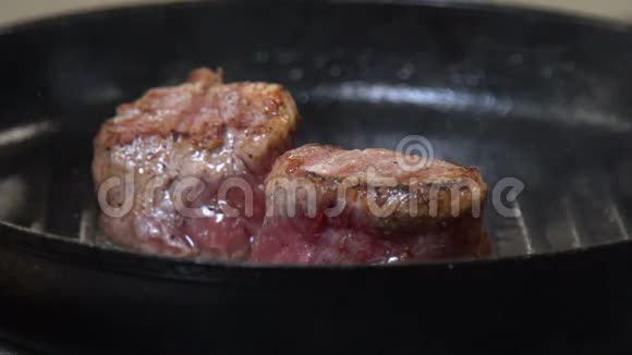 美食餐厅菜单一餐煮肉煎锅视频的预览图