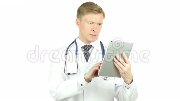 医生在线咨询病人通过平板电脑Skype视频的预览图