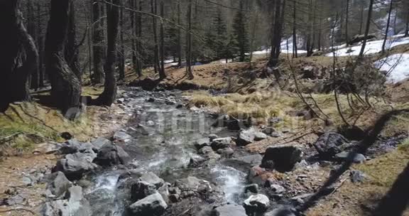 飞越山区河流4k视频的预览图