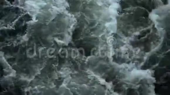 强烈的风暴从黑海底部升起沙子视频的预览图