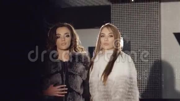 两个穿着皮毛大衣的富家女视频的预览图