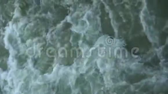 海上有波浪因为船只经过附近视频的预览图