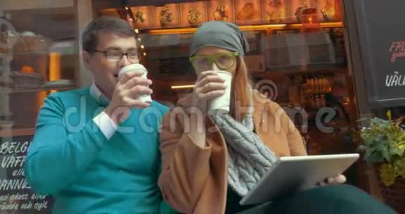 年轻的朋友喝咖啡去户外视频的预览图