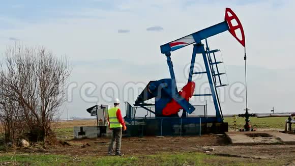 一个石油钻井平台上的工人视频的预览图