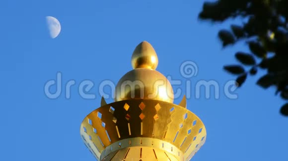 在贝纳马迪纳佛塔顶部的金冠月亮灯视频的预览图