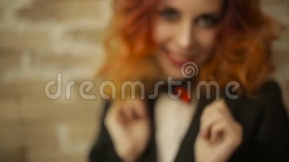 快乐的红发女人的离焦肖像视频的预览图