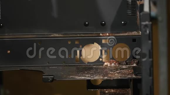 拆卸咖啡机盖伊用刷子清洁咖啡灰尘表面视频的预览图