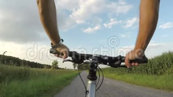 夏天晚上骑着MRB自行车在乡下视频的预览图