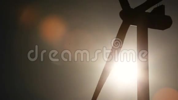 风力涡轮机剪影视频的预览图
