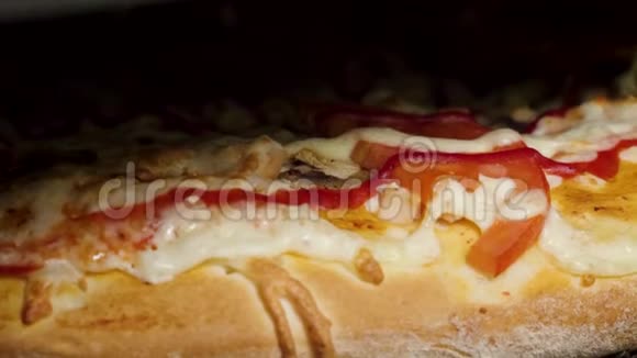 培根和蘑菇比萨饼和一个比萨饼切割机框架提供美味的热带火腿和菠萝披萨视频的预览图