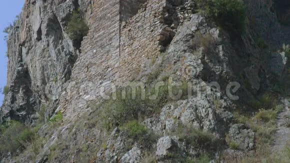 中世纪古石塔高岩全景视频的预览图