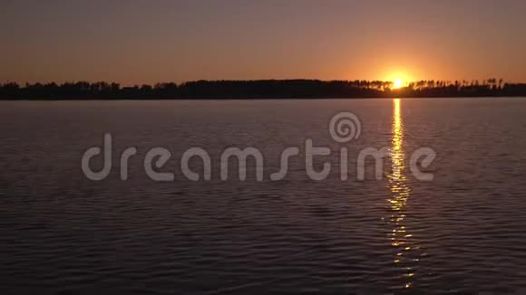 美丽的日落倒影橙色日落海上的夏日阳光日落时海浪视频的预览图