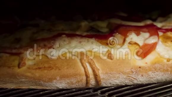 培根和蘑菇比萨饼和一个比萨饼切割机框架提供美味的热带火腿和菠萝披萨视频的预览图