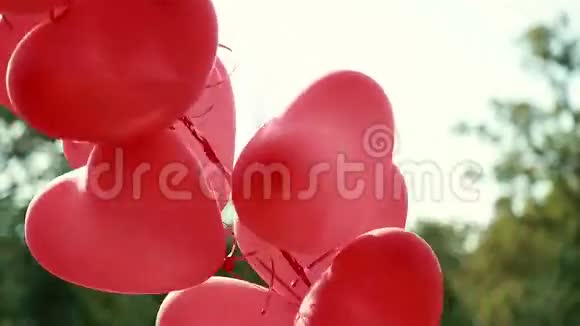 美丽的红色心脏气球视频的预览图