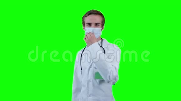 男性白种人初级医院医生穿着白色外套和听诊器背景绿色屏幕色度视频的预览图