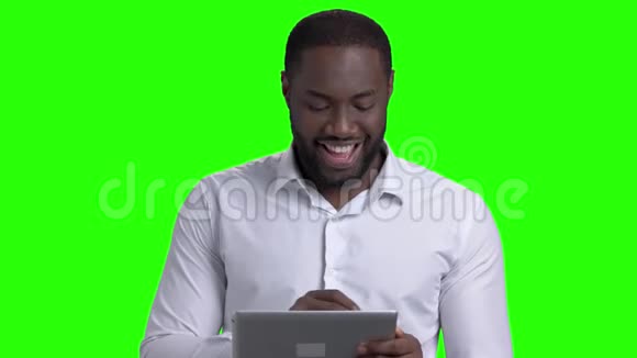 使用电脑平板电脑的开朗的美国黑人视频的预览图