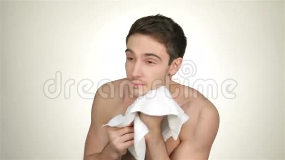 男性用毛巾擦拭剃须泡沫视频的预览图
