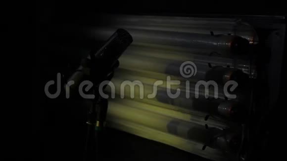 地板灯和麦克风视频的预览图