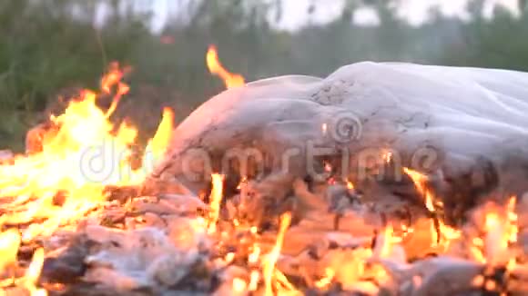 燃烧白色婚纱视频的预览图
