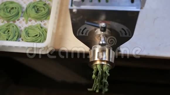 厨房机器托盘上加工的绿色意大利面视频的预览图