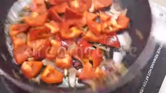 在煎锅里用油煎洋葱剪辑素食炒菜健康的饮食上景上景炒菜视频的预览图