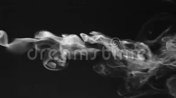 白色的烟雾在黑色的背景上变成烟雾泡视频的预览图
