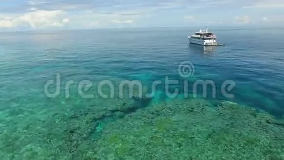 大堡礁和一艘白色小船视频的预览图