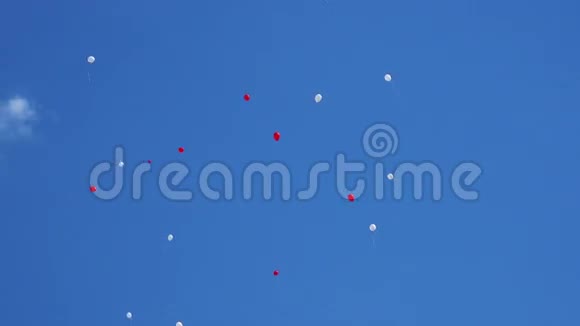 蓝天上的红白气球视频的预览图