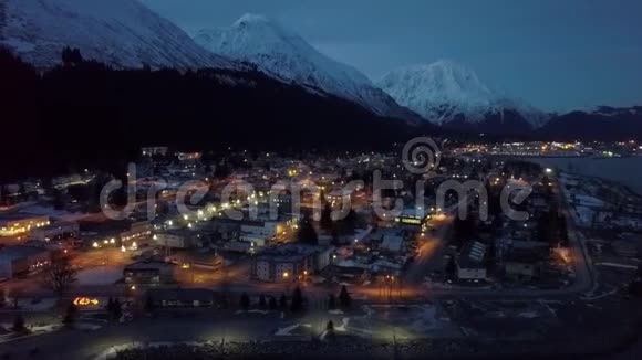 阿拉斯加的西沃德村在一个冬天的夜晚视频的预览图