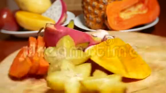 餐桌上的异国水果采购产品4k杨桃和龙果木瓜芒果芒果和龙眼西番莲水果视频的预览图