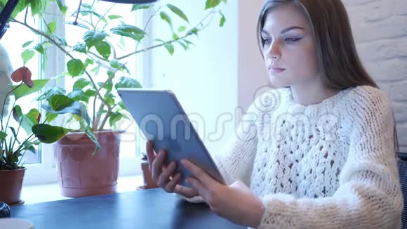 卧室沙发床上女子平板电脑在线视频聊天视频的预览图